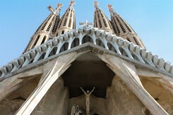 ŠPANĚLSKO - BARCELONA, GIRONA A VÍNO - LETECKY