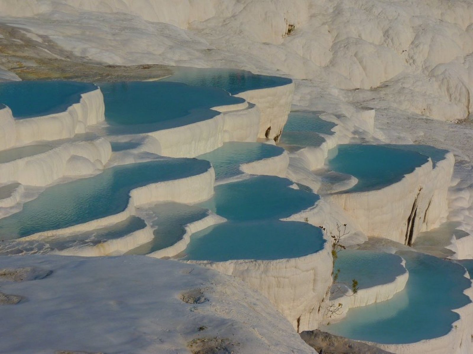 Detail travertinových jezírek Pamukkale s tyrkysovou vodou